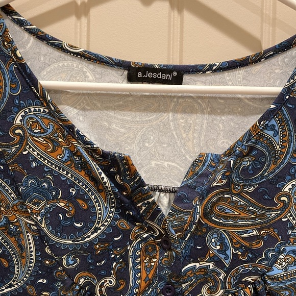A. Jesdani Blouse Top Split Neck 3 Buttons Short Sleeves Paisley Print Stretchy - Picture 2 of 5